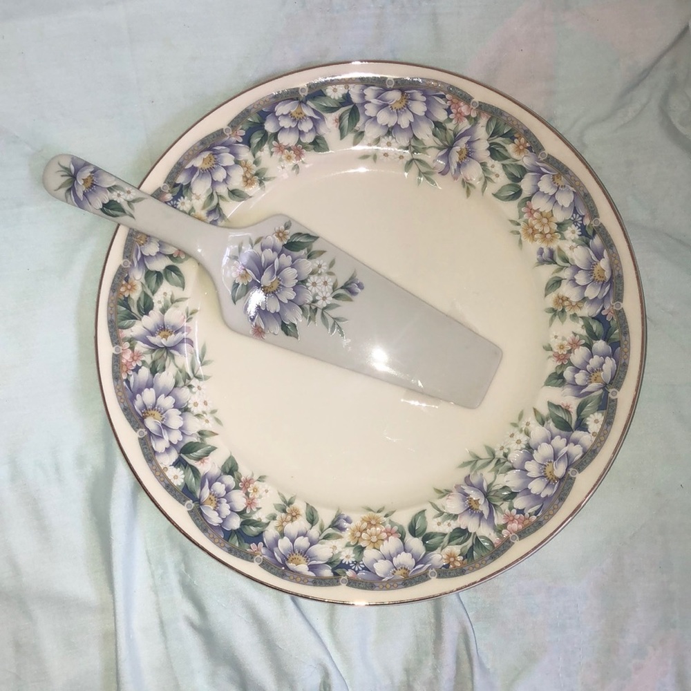 Andrea by Sadek cake plate and server
